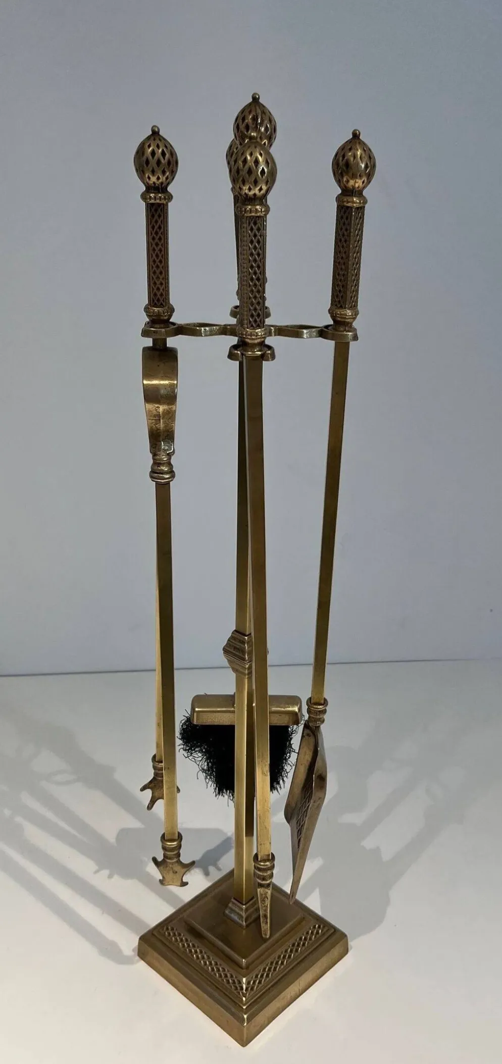 Nécessaire de cheminée de style néoclassique en bronze et laiton ciselé