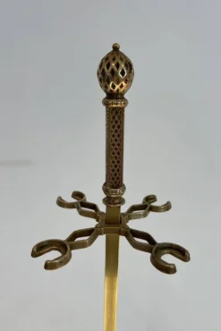 Nécessaire de cheminée de style néoclassique en bronze et laiton ciselé