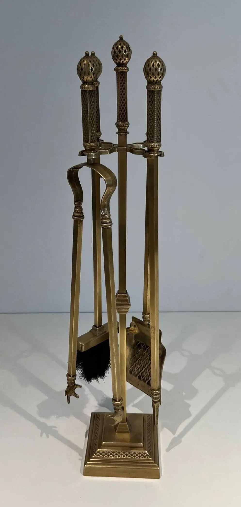 Nécessaire de cheminée de style néoclassique en bronze et laiton ciselé