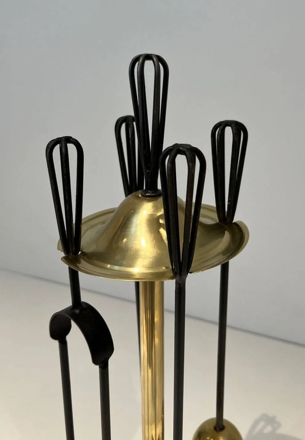 Nécessaire de Feu Design en Métal Laqué Noir et Laiton Poli. France. Vers 1