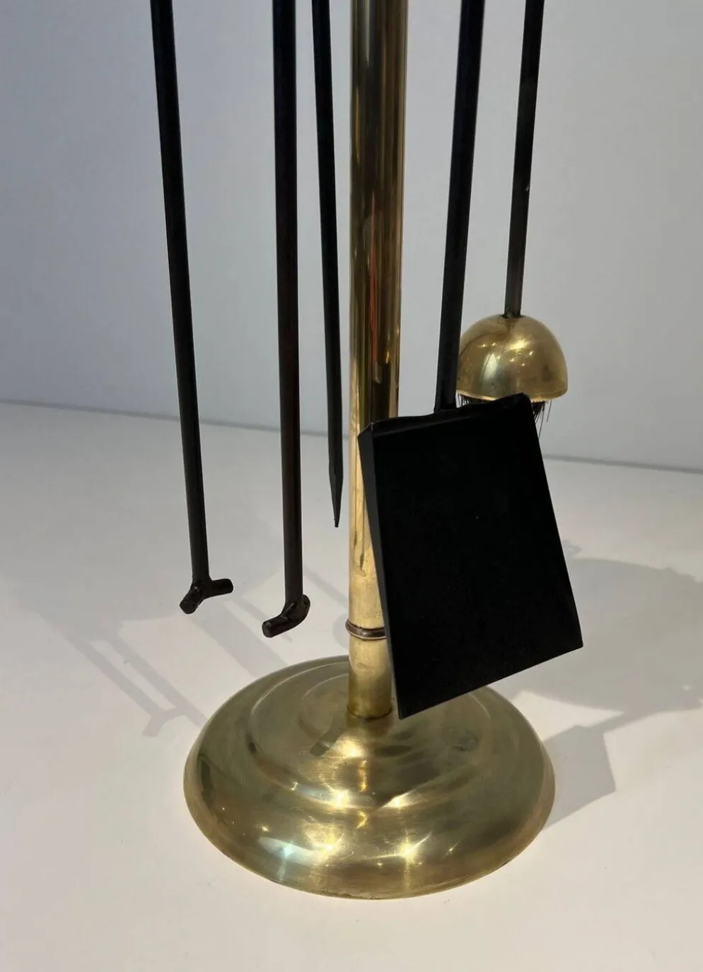 Nécessaire de Feu Design en Métal Laqué Noir et Laiton Poli. France. Vers 1
