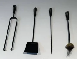 Nécessaire de Feu Design en Métal Laqué Noir et Laiton Poli. France. Vers 1