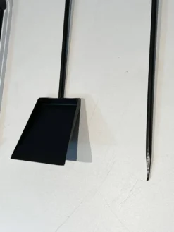 Nécessaire de Feu Design en Métal Laqué Noir et Laiton Poli. France. Vers 1