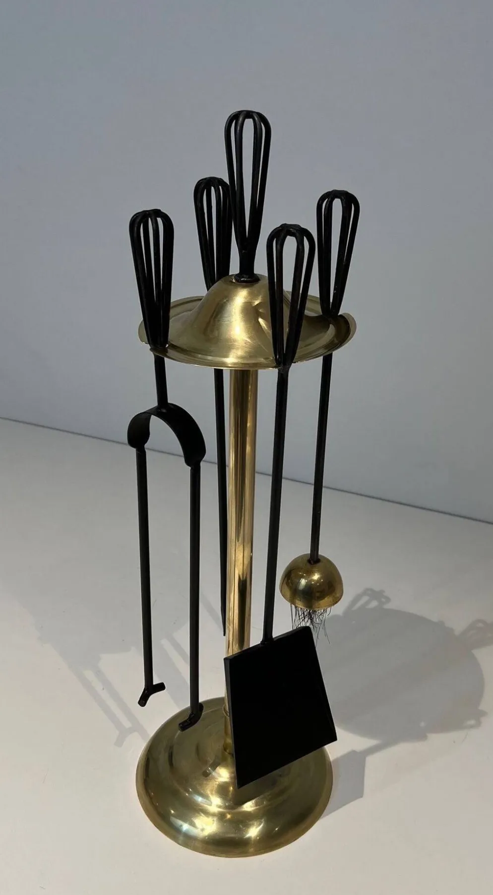 Nécessaire de Feu Design en Métal Laqué Noir et Laiton Poli. France. Vers 1
