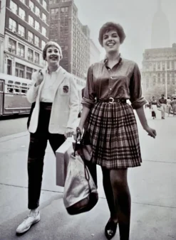 NEW YORK Années 50 – 2 jeunes femmes sur la 5°av - Élégance & Street Life