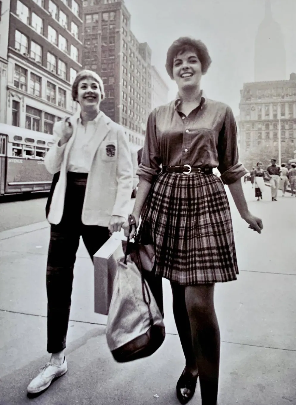 NEW YORK Années 50 – 2 jeunes femmes sur la 5°av - Élégance & Street Life