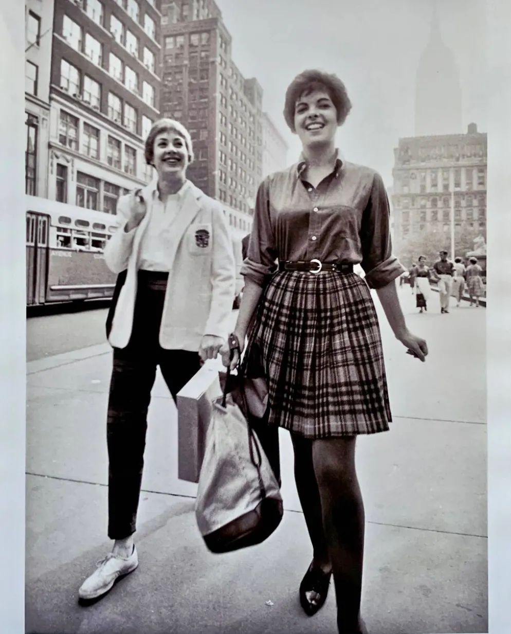 NEW YORK Années 50 – 2 jeunes femmes sur la 5°av - Élégance & Street Life