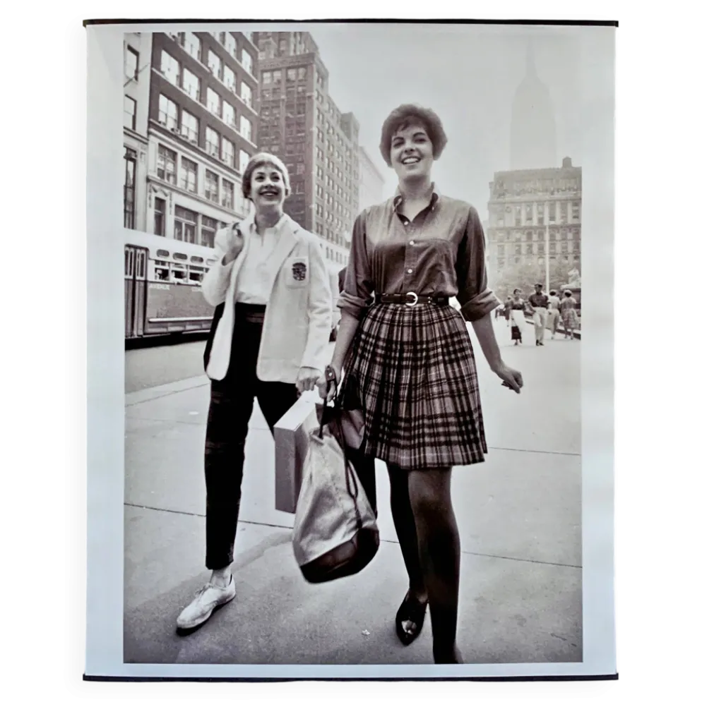 NEW YORK Années 50 – 2 jeunes femmes sur la 5°av - Élégance & Street Life