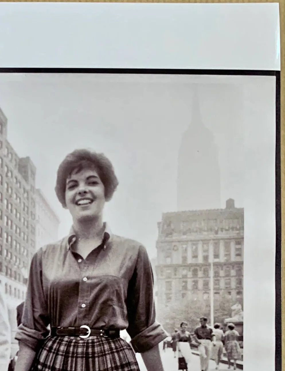 NEW YORK Années 50 – 2 jeunes femmes sur la 5°av - Élégance & Street Life