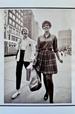 NEW YORK Années 50 – 2 jeunes femmes sur la 5°av - Élégance & Street Life