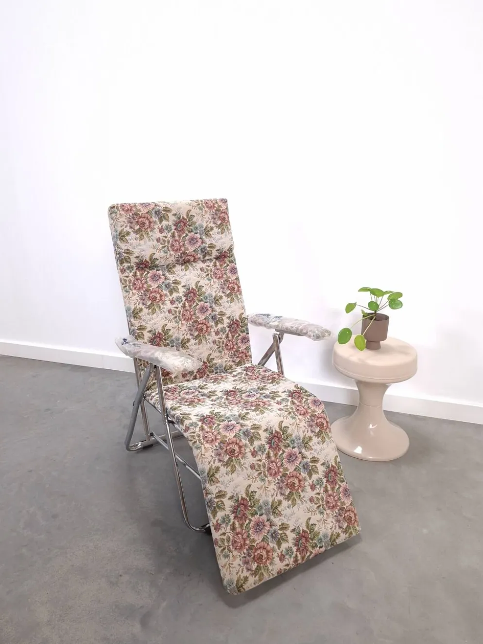 Nouveau fauteuil de jardin italien des années 70, réglable et pliable, avec fleurs.