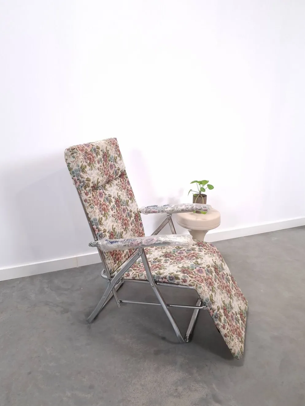 Nouveau fauteuil de jardin italien des années 70, réglable et pliable, avec fleurs.