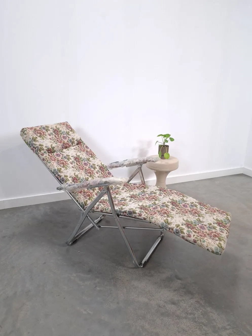 Nouveau fauteuil de jardin italien des années 70, réglable et pliable, avec fleurs.