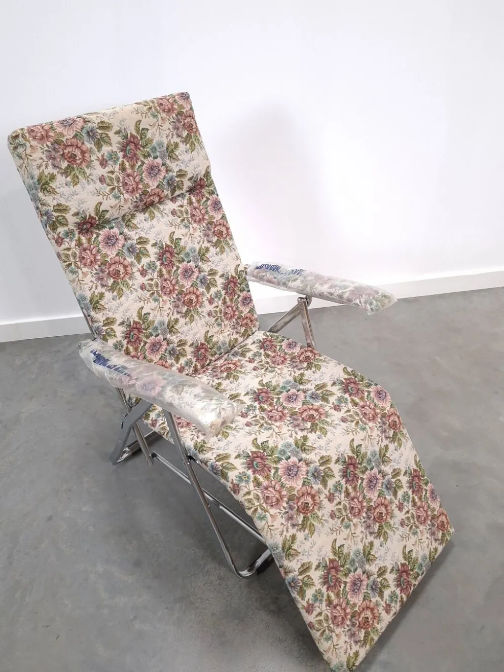 Nouveau fauteuil de jardin italien des années 70, réglable et pliable, avec fleurs.