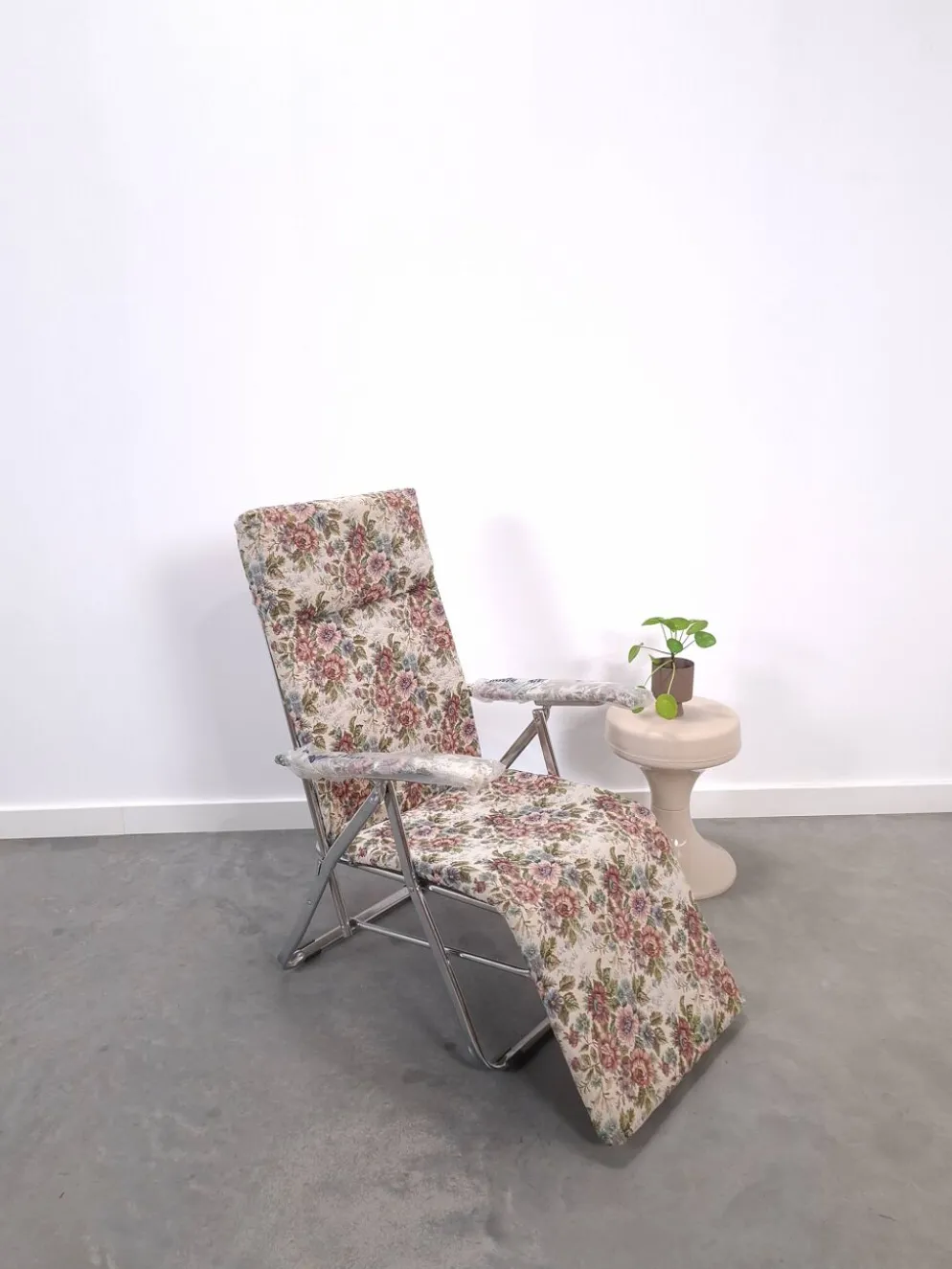 Nouveau fauteuil de jardin italien des années 70, réglable et pliable, avec fleurs.