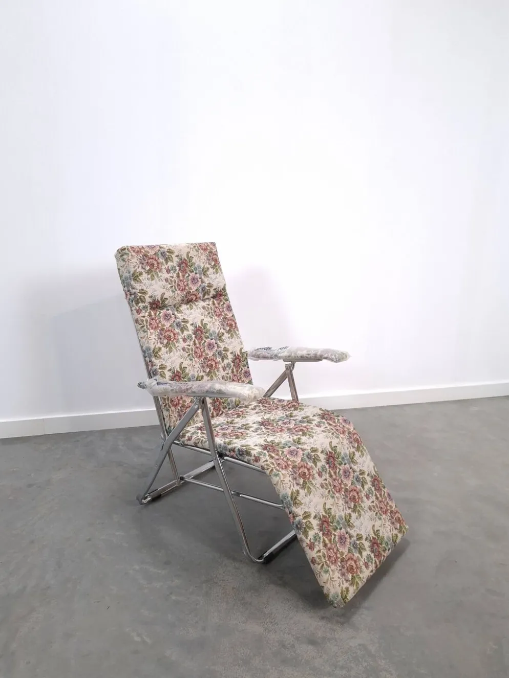 Nouveau fauteuil de jardin italien des années 70, réglable et pliable, avec fleurs.