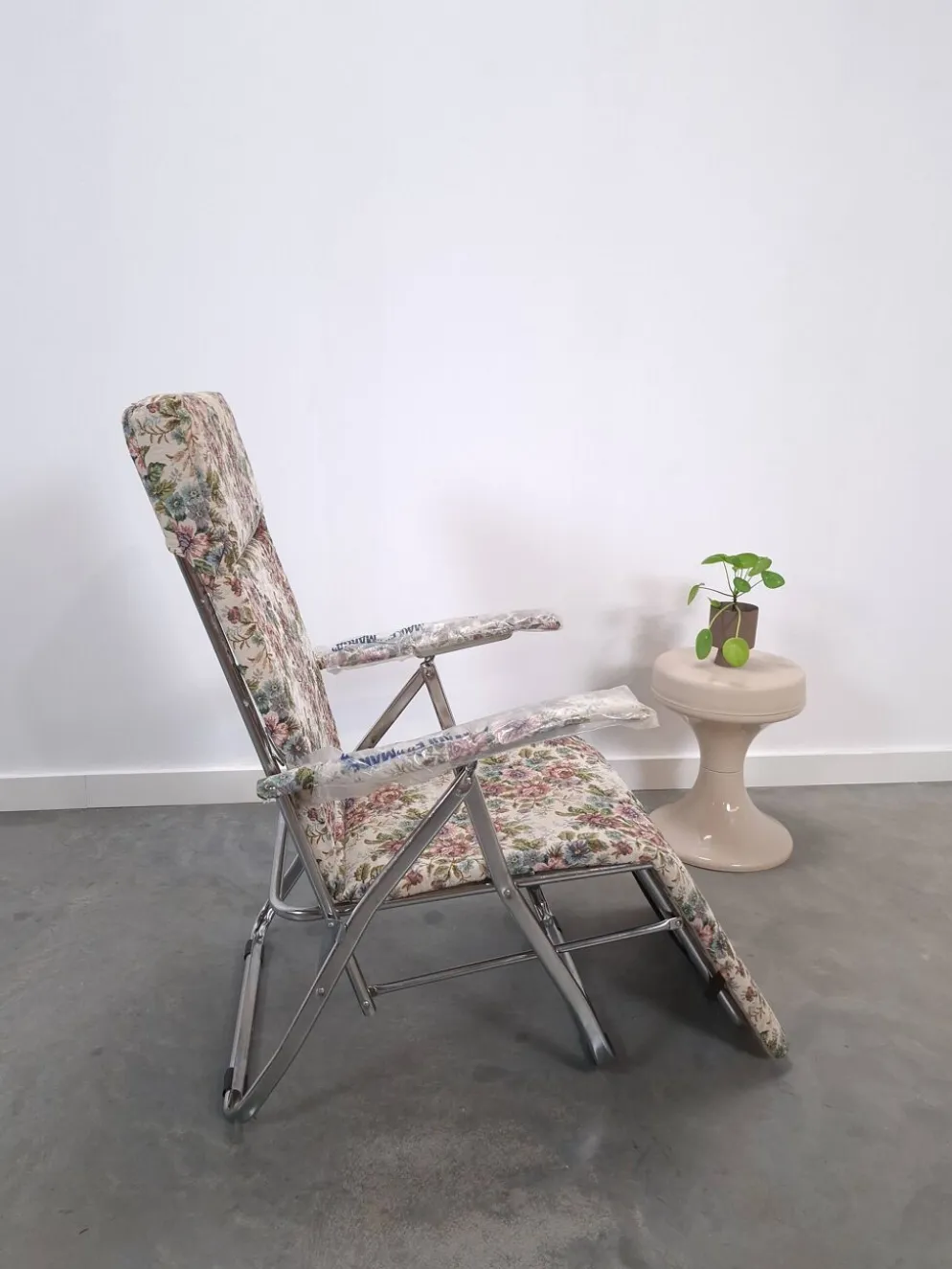 Nouveau fauteuil de jardin italien des années 70, réglable et pliable, avec fleurs.