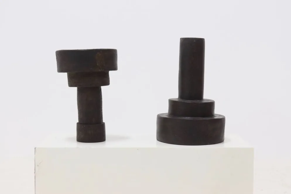 Objet cylindrique en grès brutaliste signé Studio Pottery années 1960