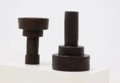 Objet cylindrique en grès brutaliste signé Studio Pottery années 1960