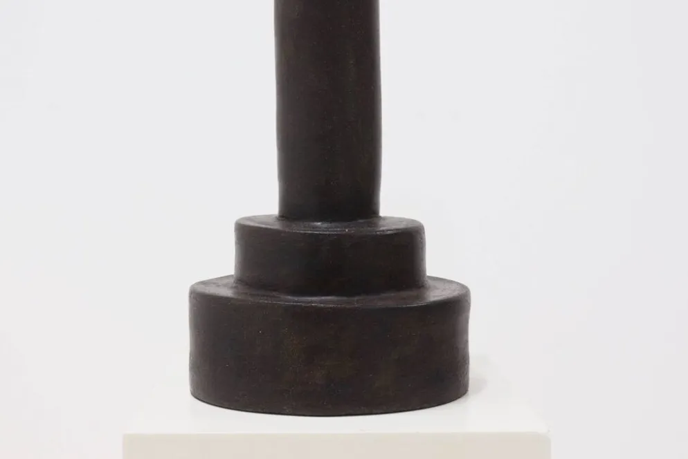 Objet cylindrique en grès brutaliste signé Studio Pottery années 1960