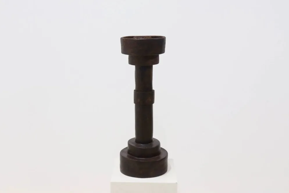 Objet cylindrique en grès brutaliste signé Studio Pottery années 1960