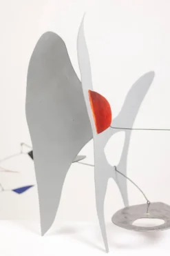 Olivier Vonet Sculpture en métal laqué noir, bleu et rouge. Contemporain