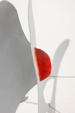 Olivier Vonet Sculpture en métal laqué noir, bleu et rouge. Contemporain