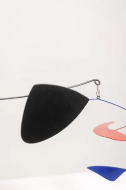 Olivier Vonet Sculpture en métal laqué noir, bleu et rouge. Contemporain
