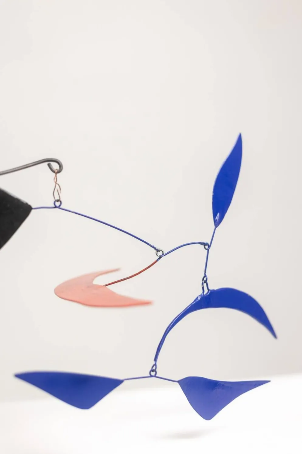 Olivier Vonet Sculpture en métal laqué noir, bleu et rouge. Contemporain