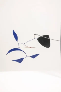 Olivier Vonet Sculpture en métal laqué noir, bleu et rouge. Contemporain