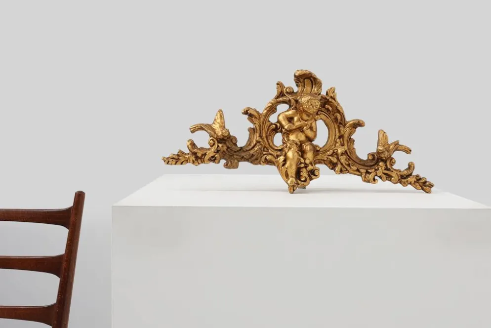 Ornement en bois doré de Louis XV avec putto central et volutes en C, XVIIIe siècle