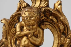 Ornement en bois doré de Louis XV avec putto central et volutes en C, XVIIIe siècle