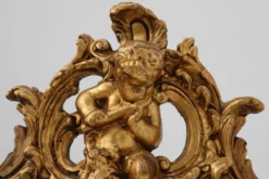 Ornement en bois doré de Louis XV avec putto central et volutes en C, XVIIIe siècle