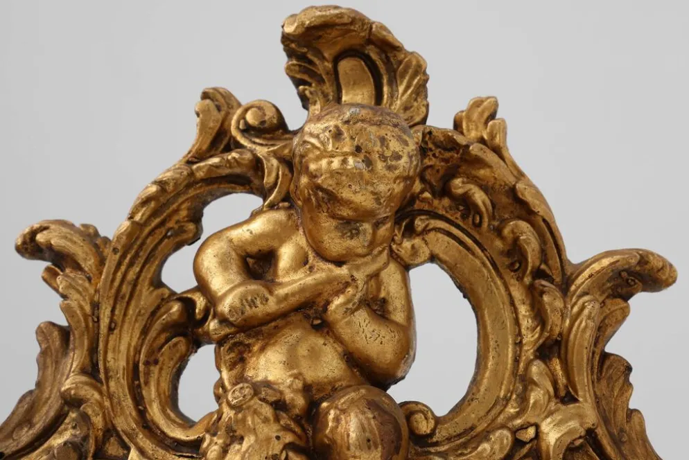 Ornement en bois doré de Louis XV avec putto central et volutes en C, XVIIIe siècle