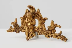 Ornement en bois doré de Louis XV avec putto central et volutes en C, XVIIIe siècle