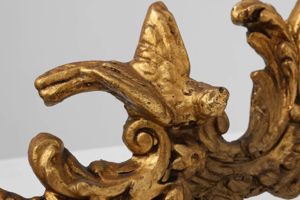 Ornement en bois doré de Louis XV avec putto central et volutes en C, XVIIIe siècle
