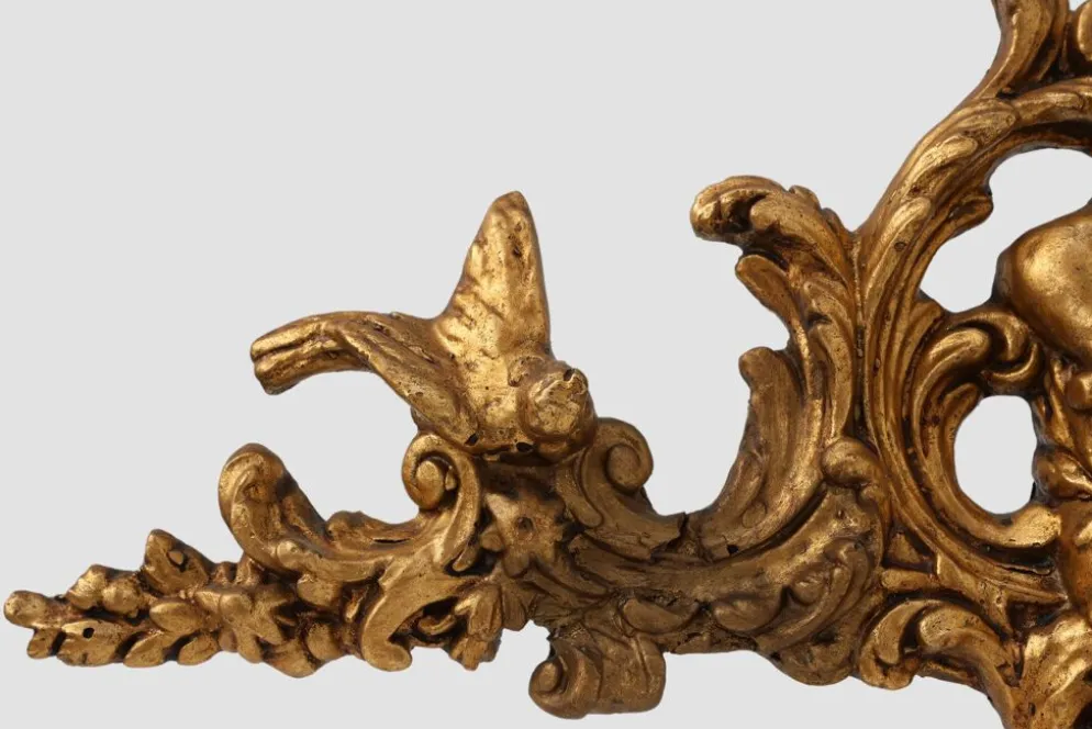 Ornement en bois doré de Louis XV avec putto central et volutes en C, XVIIIe siècle
