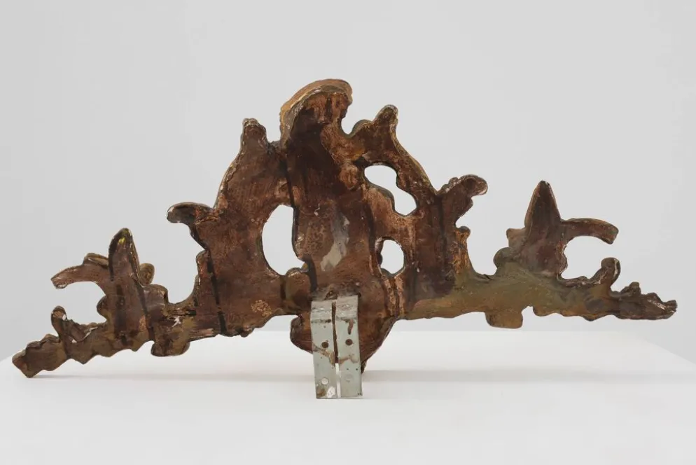 Ornement en bois doré de Louis XV avec putto central et volutes en C, XVIIIe siècle