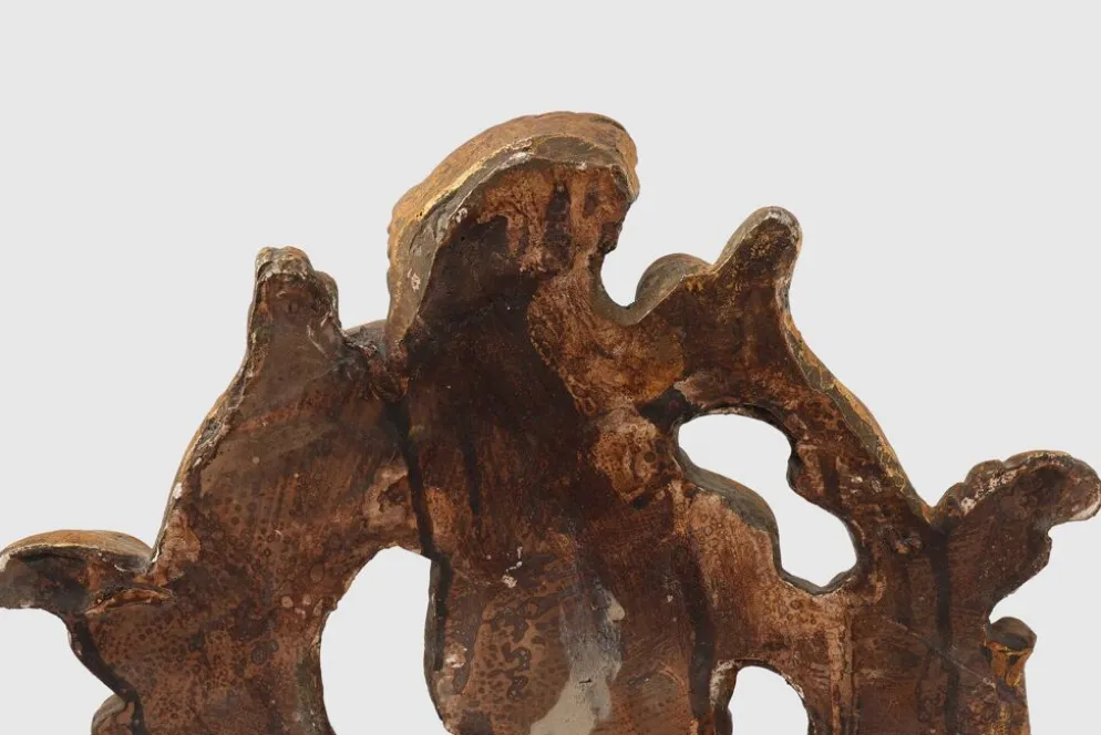 Ornement en bois doré de Louis XV avec putto central et volutes en C, XVIIIe siècle