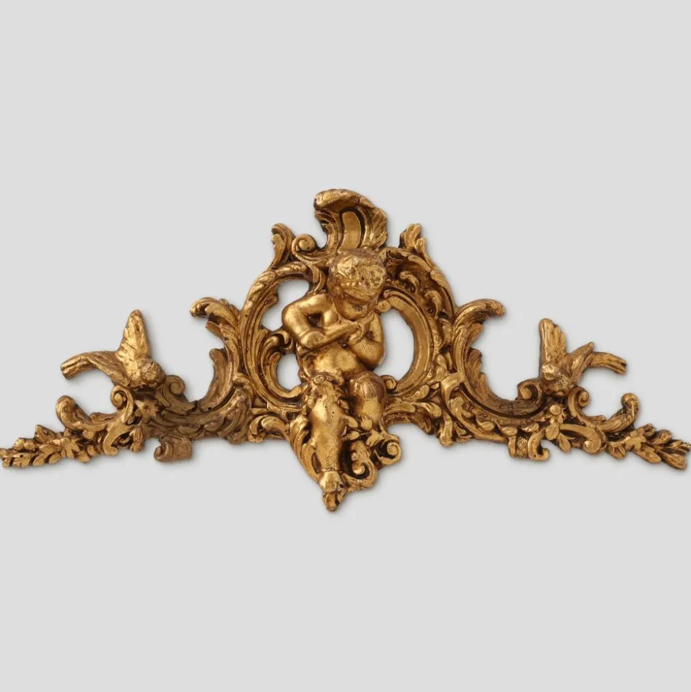 Ornement en bois doré de Louis XV avec putto central et volutes en C, XVIIIe siècle