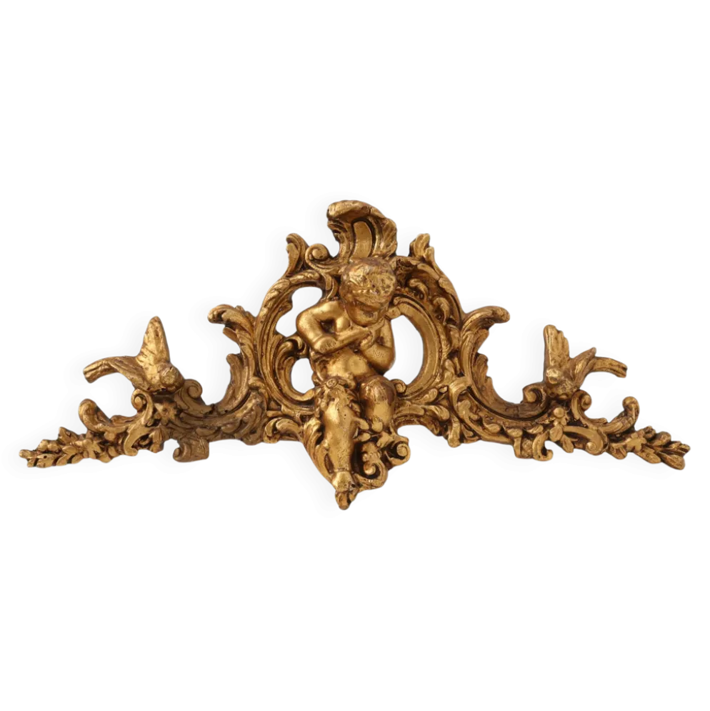 Ornement en bois doré de Louis XV avec putto central et volutes en C, XVIIIe siècle
