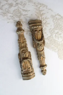 2 ornements de meuble anciens en bronze