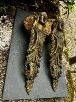 2 ornements en bronze pour meuble, XIXe siècle