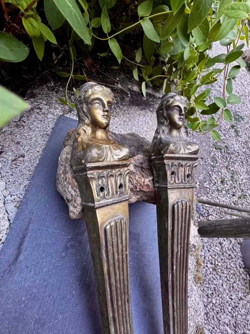2 ornements pour meuble en bronze Art Nouveau