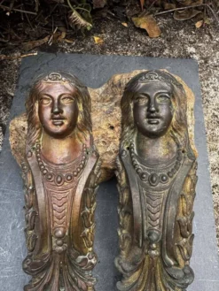 2 ornements pour meuble en bronze Art Nouveau