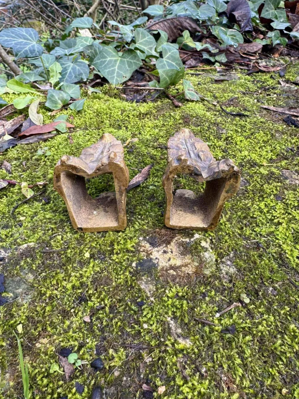 2 ornements pour meuble en bronze pieds griffes Art Nouveau