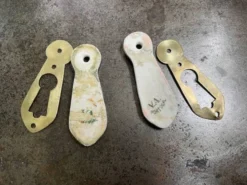 paire anciennes d'entrées de serrure en laiton et cache en porcelaine art d