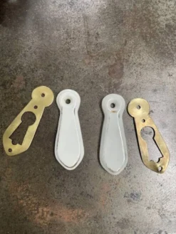 paire anciennes d'entrées de serrure en laiton et cache en porcelaine art d