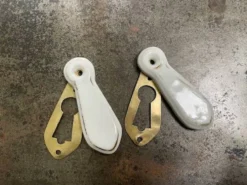 paire anciennes d'entrées de serrure en laiton et cache en porcelaine art d