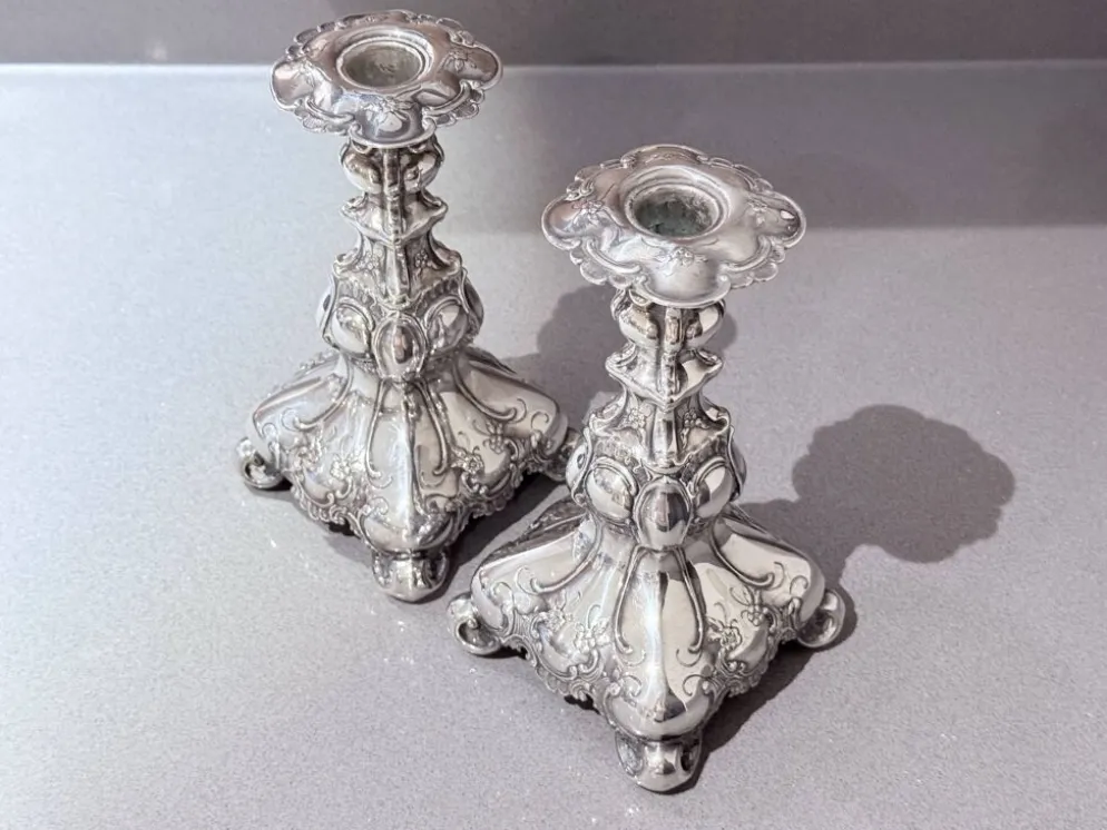 Paire antique de bougeoirs en argent style rococo, candélabres des années 1900, décoration intérieure.